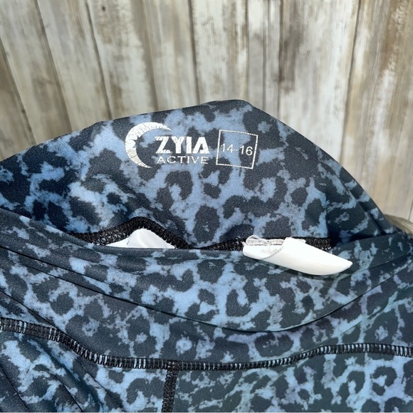 ZYIA Stone Leopard Scrunchy Light N Luxe Leggings - Picture 7 of 10